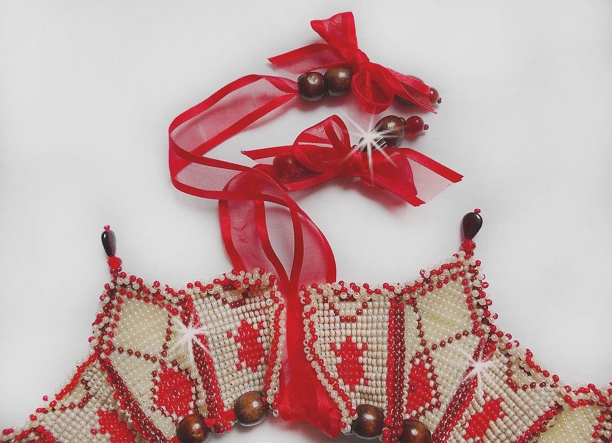 Romane smekkekjede, brodert med Bordeaux, elfenben og røde frøperler, flate kronbladdråper og treperler.