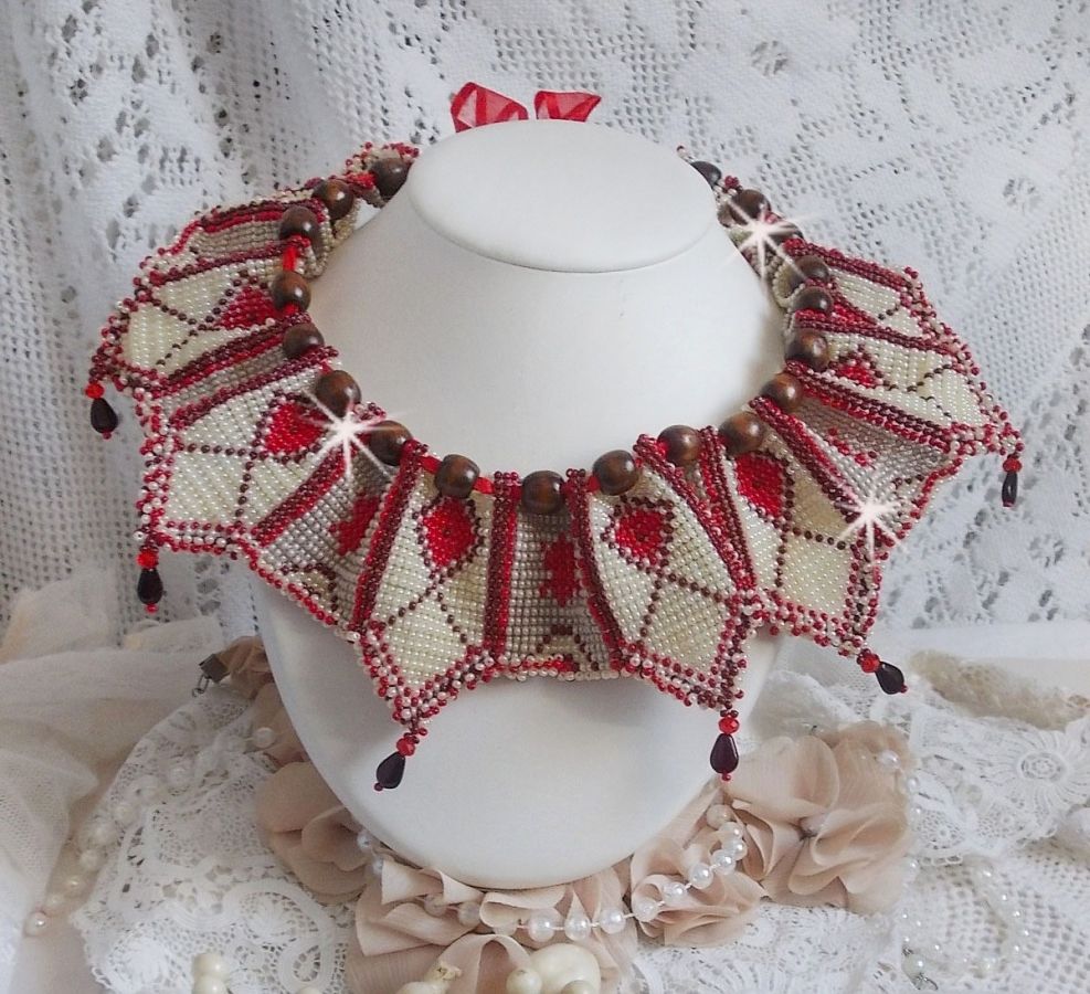 Romane smekkekjede, brodert med Bordeaux, elfenben og røde frøperler, flate kronbladdråper og treperler.