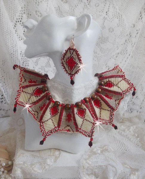 Romane smekkekjede, brodert med Bordeaux, elfenben og r&oslash;de fr&oslash;perler, flate kronbladdr&aring;per og treperler.