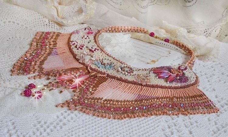 Evig rose halskjede brodert med halvedelstener og full av forskjellige kvalitetsperler