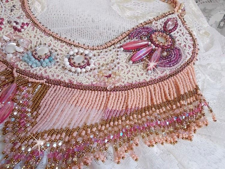 Evig rose halskjede brodert med halvedelstener og full av forskjellige kvalitetsperler
