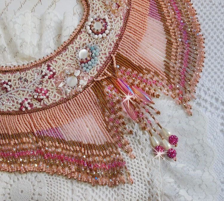 Evig rose halskjede brodert med halvedelstener og full av forskjellige kvalitetsperler