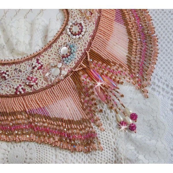 Evig rose halskjede brodert med halvedelstener og full av forskjellige kvalitetsperler