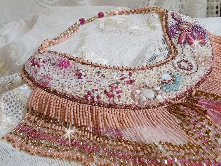 Evig rose halskjede brodert med halvedelstener og full av forskjellige kvalitetsperler