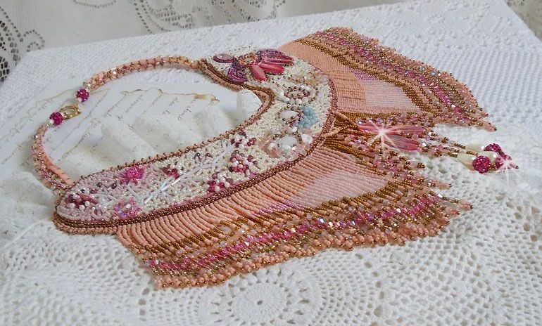 Evig rose halskjede brodert med halvedelstener og full av forskjellige kvalitetsperler