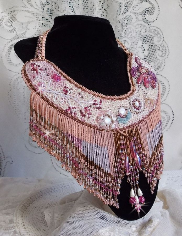 Evig rose halskjede brodert med halvedelstener og full av forskjellige kvalitetsperler