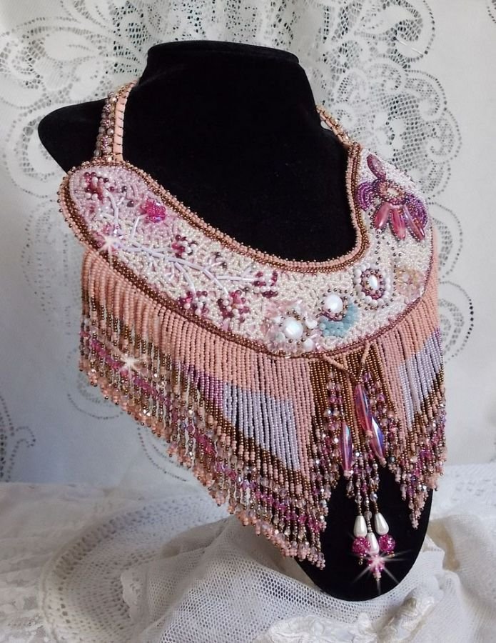 Evig rose halskjede brodert med halvedelstener og full av forskjellige kvalitetsperler