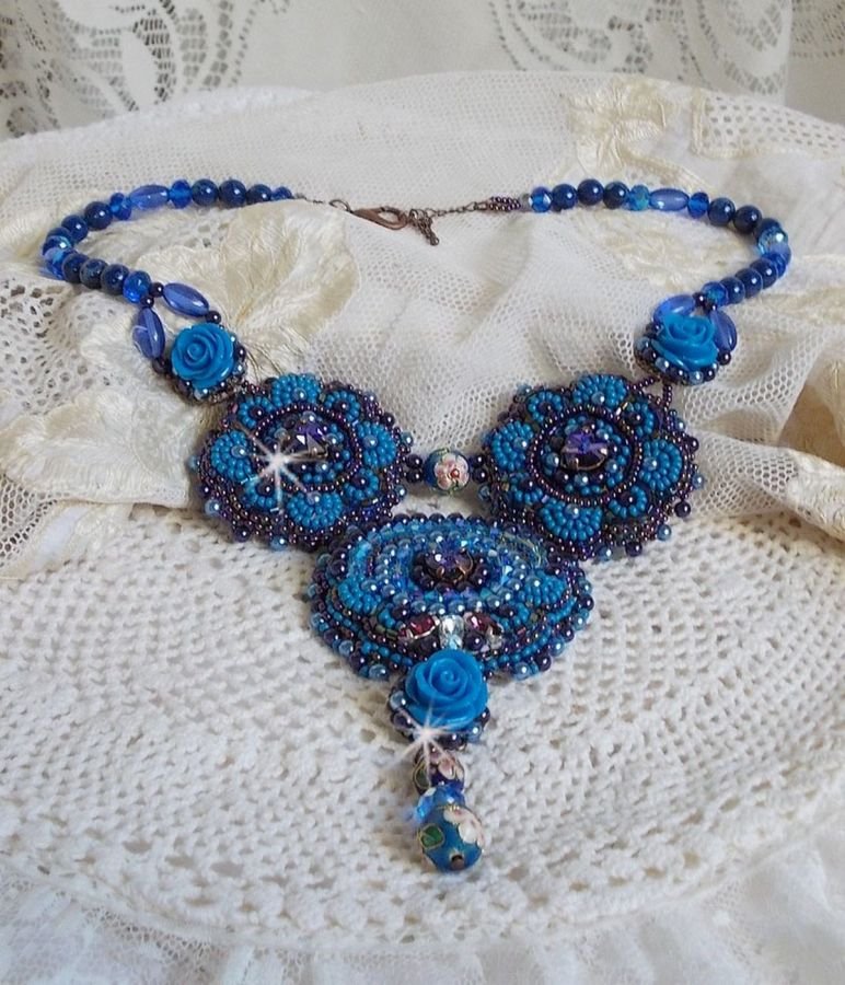 Royal Blue Roses halskjede med Swarovski-krystaller og frøperler