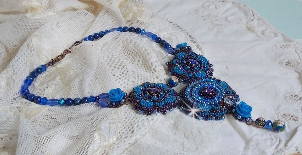 Royal Blue Roses halskjede med Swarovski-krystaller og frøperler