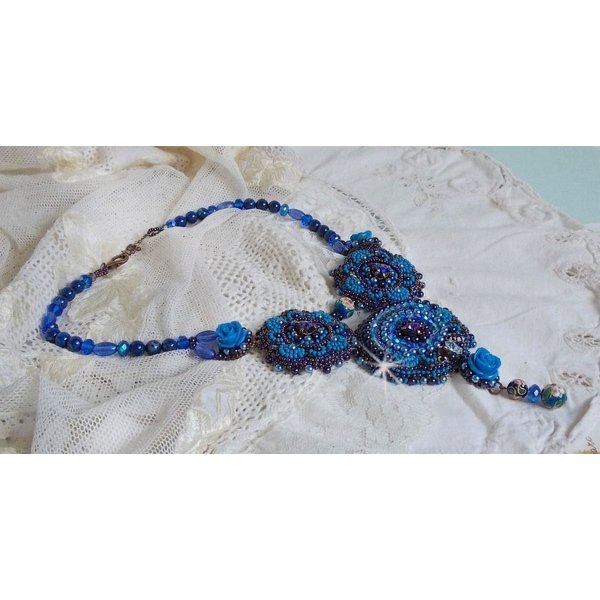 Royal Blue Roses halskjede med Swarovski-krystaller og frøperler