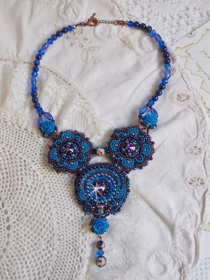 Royal Blue Roses halskjede med Swarovski-krystaller og frøperler