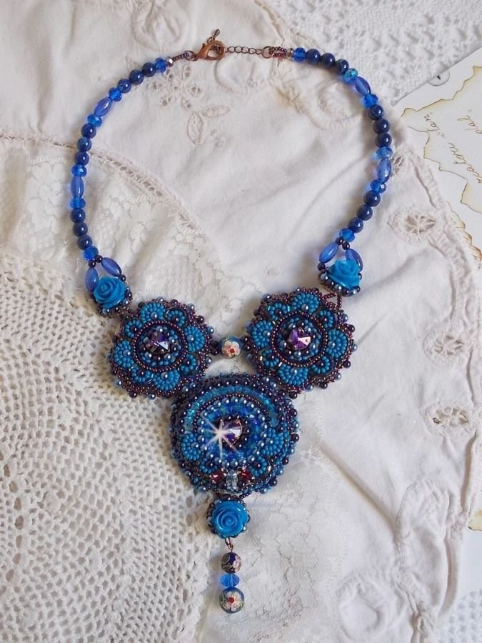 Royal Blue Roses halskjede med Swarovski-krystaller og frøperler