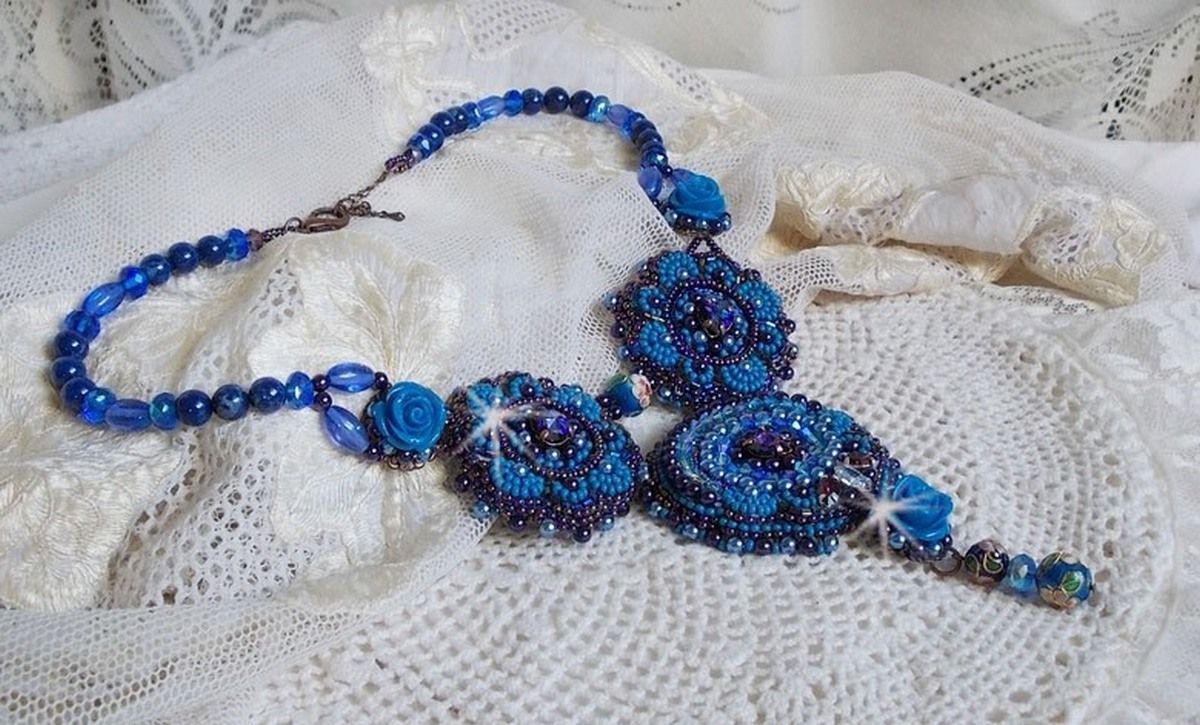 Royal Blue Roses halskjede med Swarovski-krystaller og frøperler