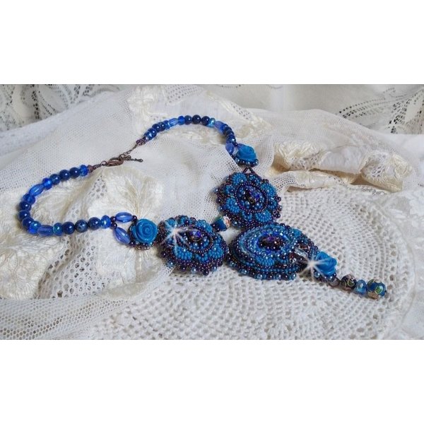 Royal Blue Roses halskjede med Swarovski-krystaller og frøperler