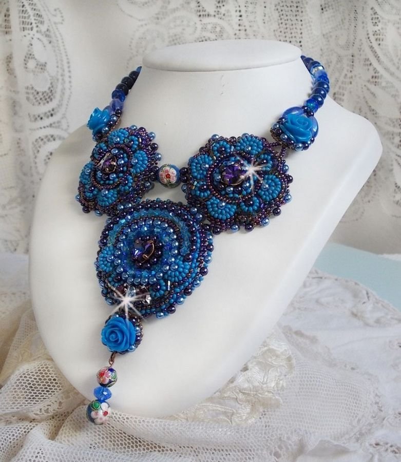 Royal Blue Roses halskjede med Swarovski-krystaller og frøperler