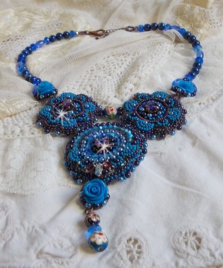 Royal Blue Roses halskjede med Swarovski-krystaller og frøperler