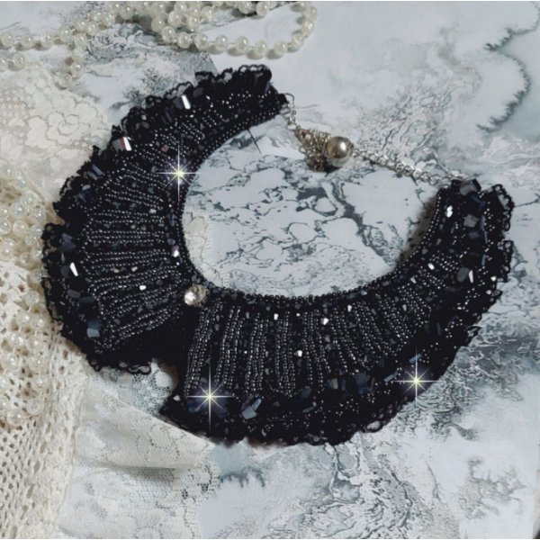 Halskjede med Swarovski-krystaller og svart blonder Haute-Couture-stil