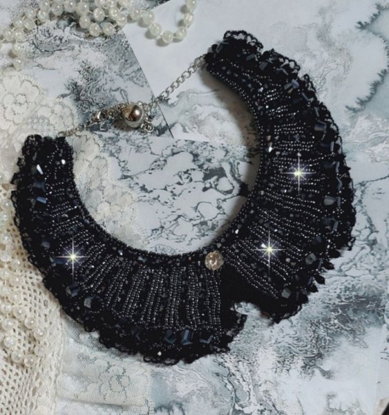 Halskjede med Swarovski-krystaller og svart blonder Haute-Couture-stil