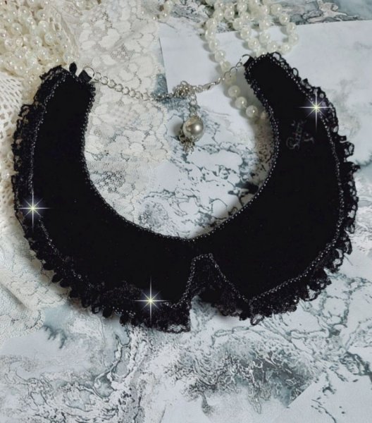 Halskjede med Swarovski-krystaller og svart blonder Haute-Couture-stil