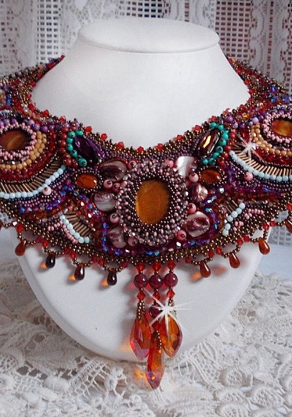 Collier Plastron Topaz Haute-Couture avec des pierres semi-pr&eacute;cieuses et diff&eacute;rentes perles