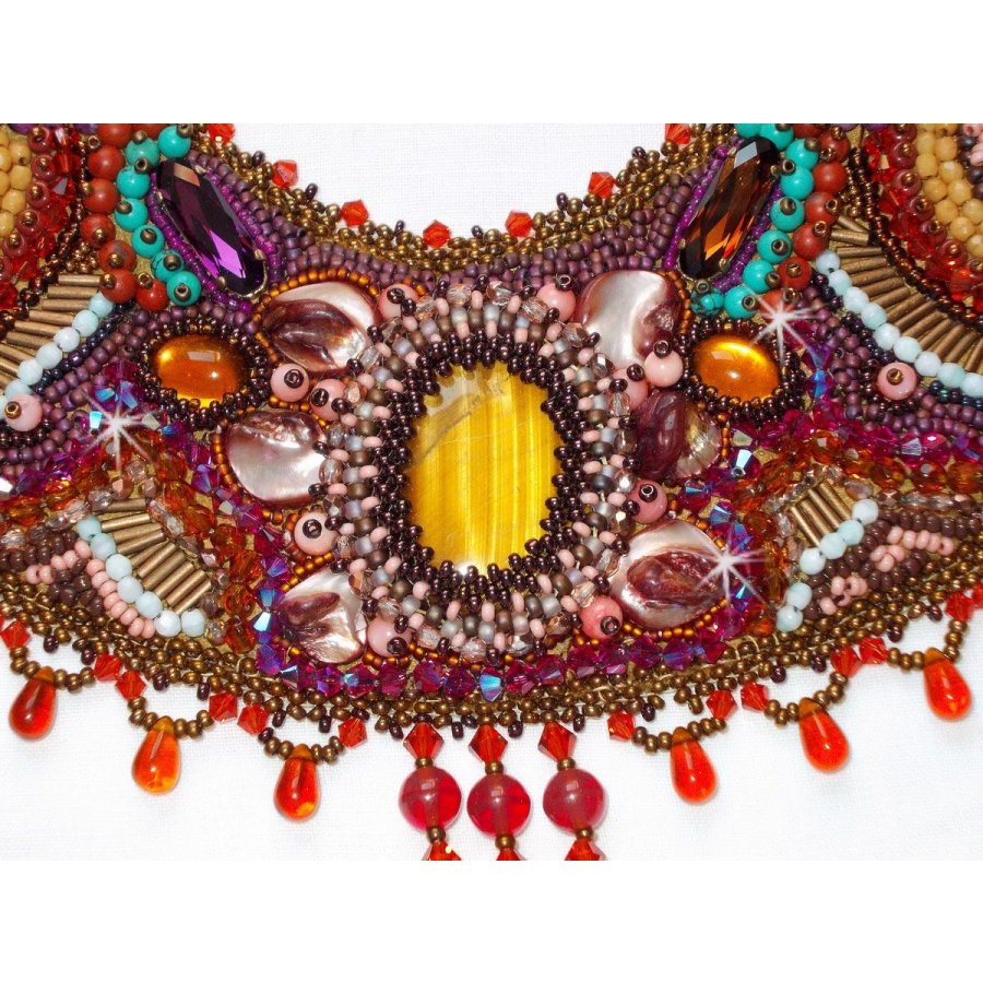 Collier Plastron Topaz Haute-Couture avec des pierres semi-précieuses et différentes perles