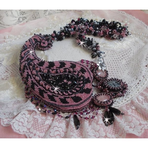 Halskjede plastrron Ville d'un Soir Noir et Rose, en refleksjon av lys brodert med kvarts og Swarovski-krystaller