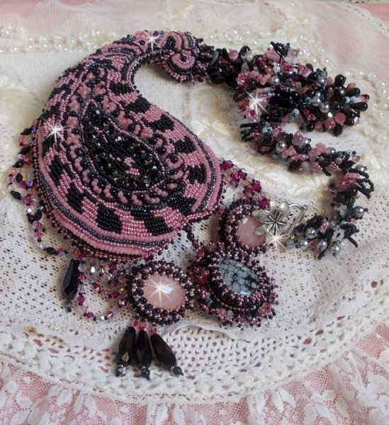 Halskjede plastrron Ville d'un Soir Noir et Rose, en refleksjon av lys brodert med kvarts og Swarovski-krystaller