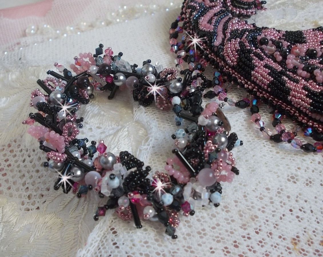 Halskjede plastrron Ville d'un Soir Noir et Rose, en refleksjon av lys brodert med kvarts og Swarovski-krystaller