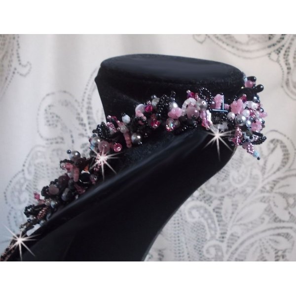 Halskjede plastrron Ville d'un Soir Noir et Rose, en refleksjon av lys brodert med kvarts og Swarovski-krystaller