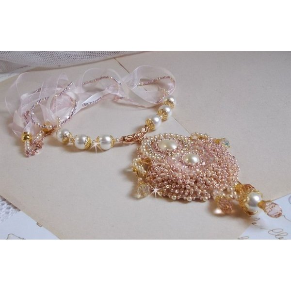Poudre de Riz halskjede brodert med Swarovski-krystaller, gullbelagt tilbehør, perleperler og frøperler