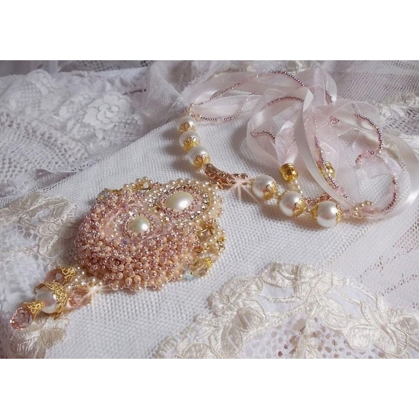 Poudre de Riz halskjede brodert med Swarovski-krystaller, gullbelagt tilbehør, perleperler og frøperler