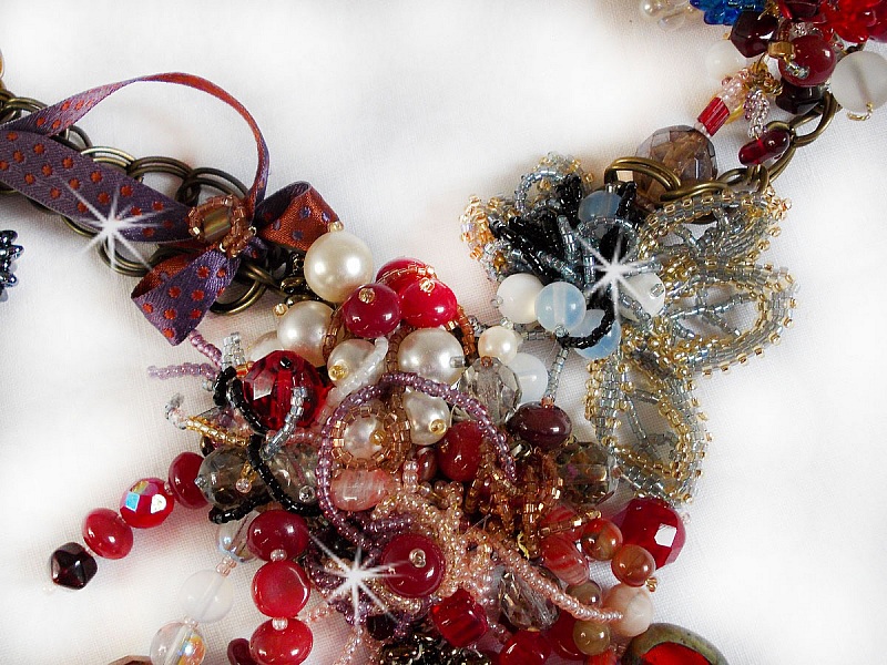 Collier Printemps Color&eacute; avec des cristaux de Swarovski, et des perles diverses