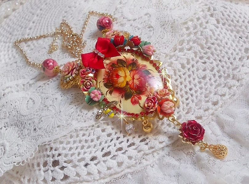 Collier Roseraie Proven&ccedil;ale cr&eacute;e avec des perles en verre, c&eacute;ramique, r&eacute;sine, des accessoires en plaqu&eacute; Or et autres avec un n&oelig;ud en satin Rouge