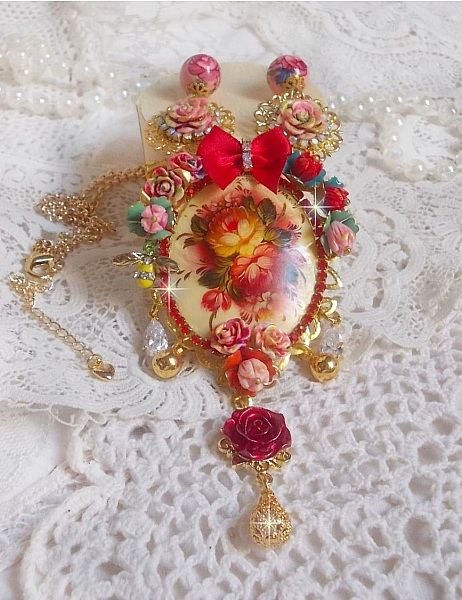 Collier Roseraie Proven&ccedil;ale cr&eacute;e avec des perles en verre, c&eacute;ramique, r&eacute;sine, des accessoires en plaqu&eacute; Or et autres avec un n&oelig;ud en satin Rouge