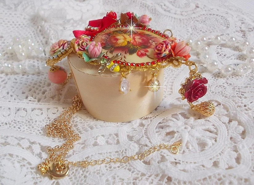 Collier Roseraie Proven&ccedil;ale cr&eacute;e avec des perles en verre, c&eacute;ramique, r&eacute;sine, des accessoires en plaqu&eacute; Or et autres avec un n&oelig;ud en satin Rouge