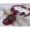 Rubby One halskjede brodert med Swarovski-krystaller og en keramisk cabochon