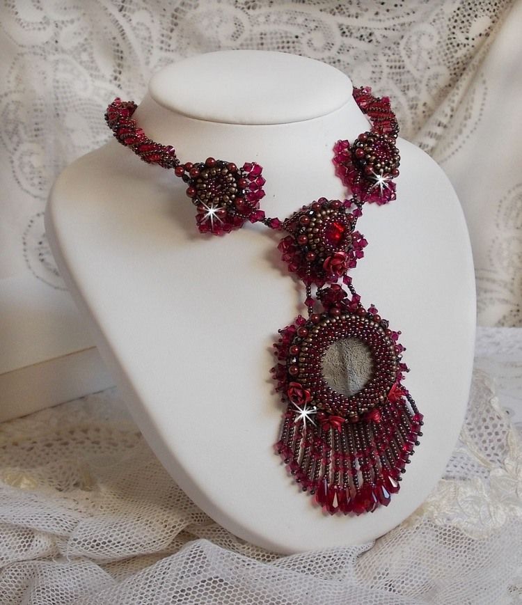 Rubby One halskjede brodert med Swarovski-krystaller og en keramisk cabochon