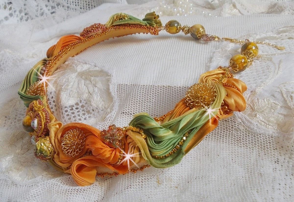 Rumba Haute-Couture halskjede brodert med silke shibori, soutache og Swaroski-krystaller