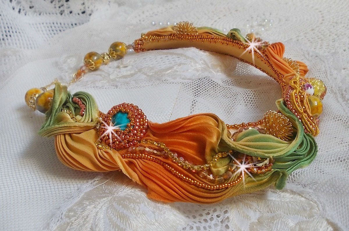 Rumba Haute-Couture halskjede brodert med silke shibori, soutache og Swaroski-krystaller
