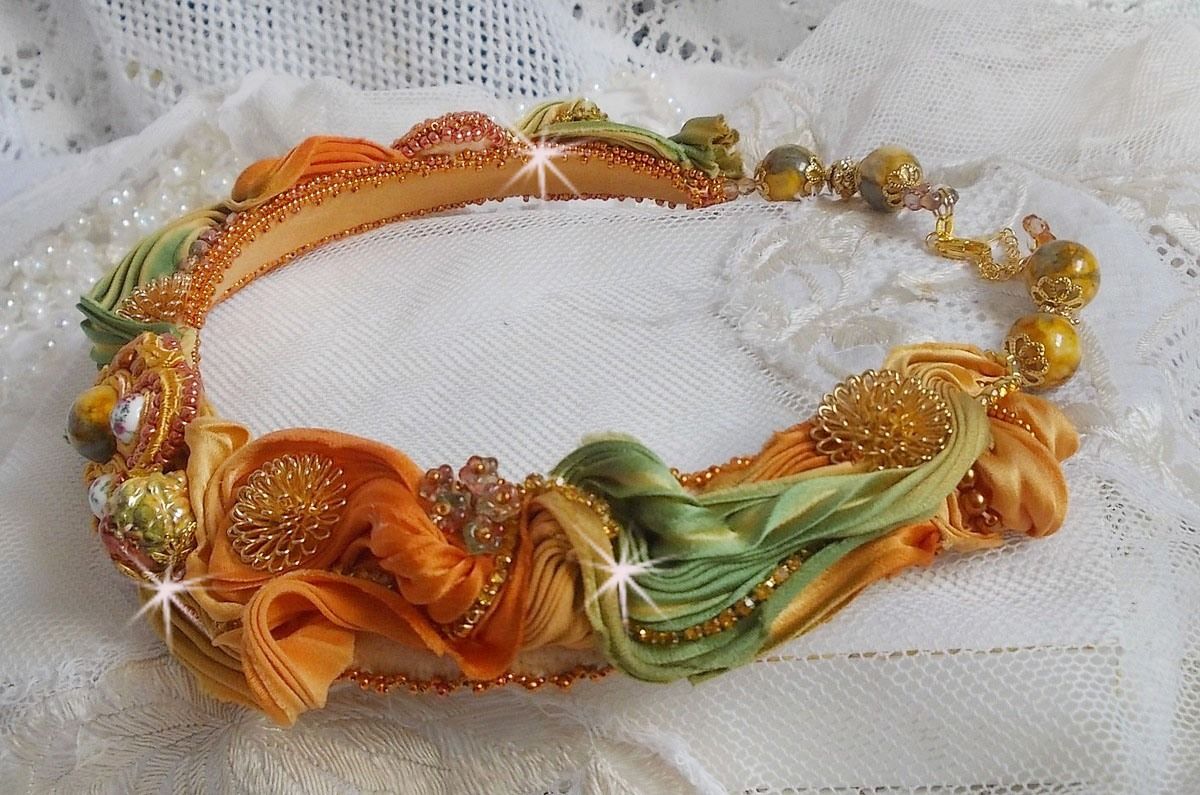 Rumba Haute-Couture halskjede brodert med silke shibori, soutache og Swaroski-krystaller