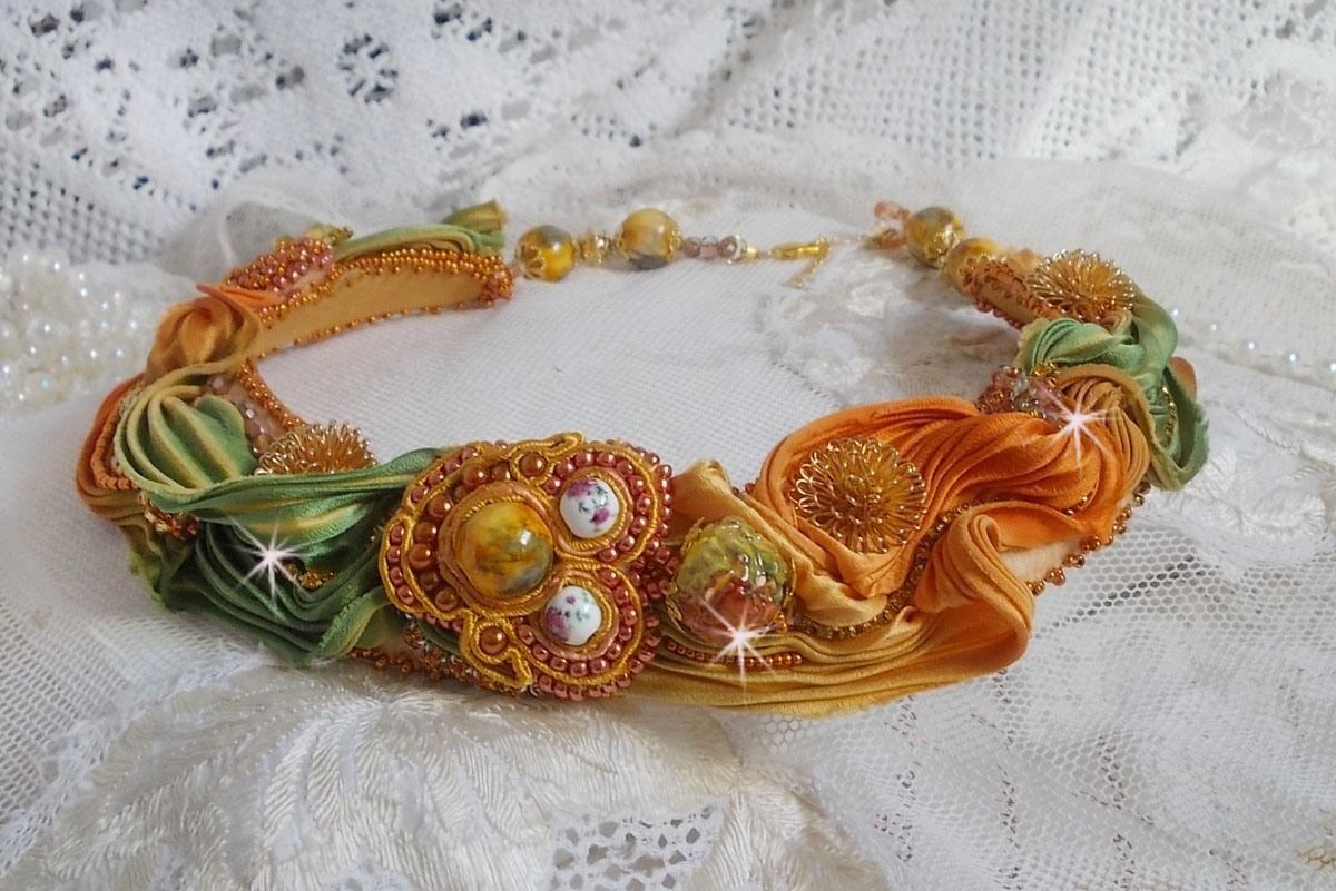 Rumba Haute-Couture halskjede brodert med silke shibori, soutache og Swaroski-krystaller