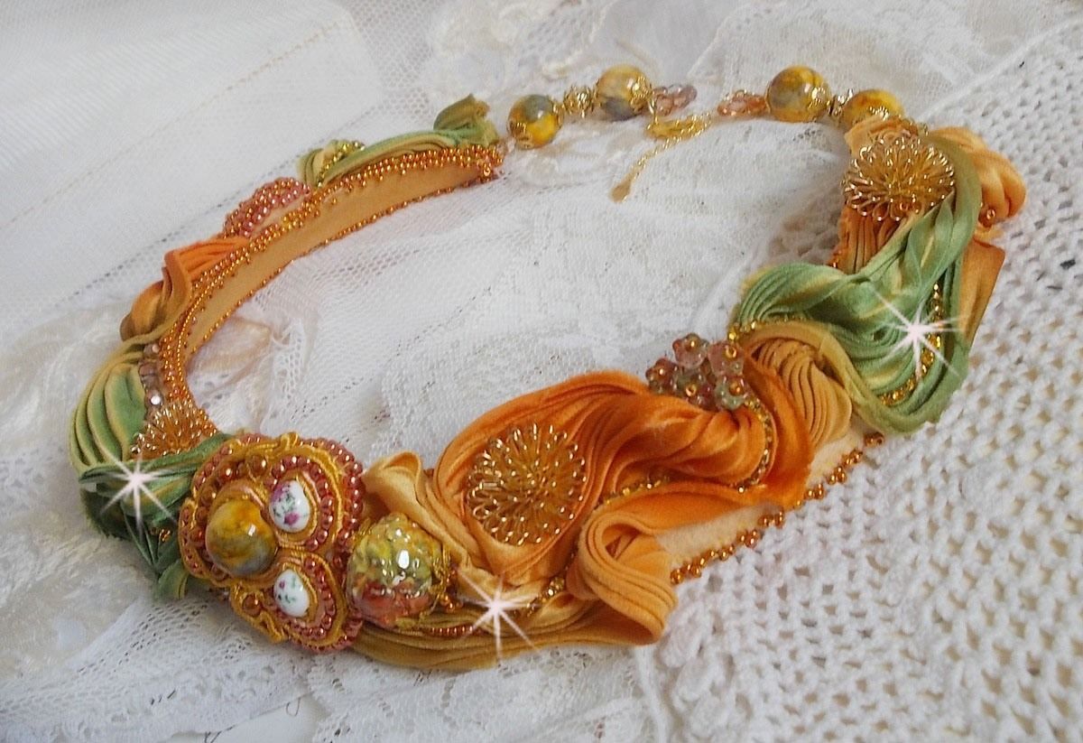 Rumba Haute-Couture halskjede brodert med silke shibori, soutache og Swaroski-krystaller