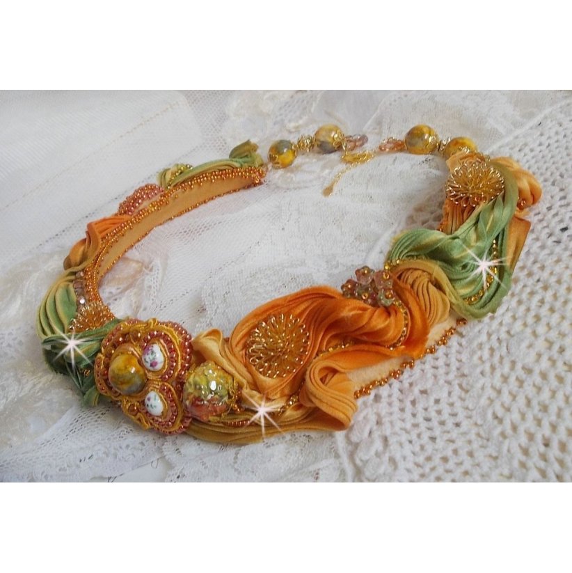 Rumba Haute-Couture halskjede brodert med silke shibori, soutache og Swaroski-krystaller