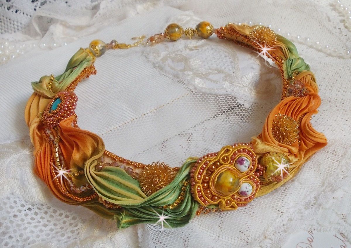 Rumba Haute-Couture halskjede brodert med silke shibori, soutache og Swaroski-krystaller