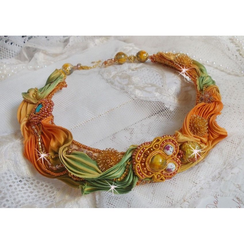 Rumba Haute-Couture halskjede brodert med silke shibori, soutache og Swaroski-krystaller