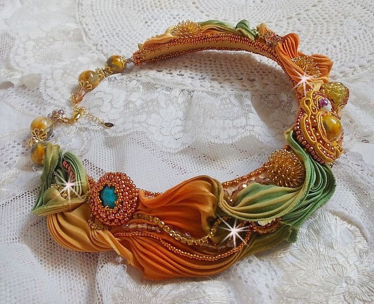 Rumba Haute-Couture halskjede brodert med silke shibori, soutache og Swaroski-krystaller