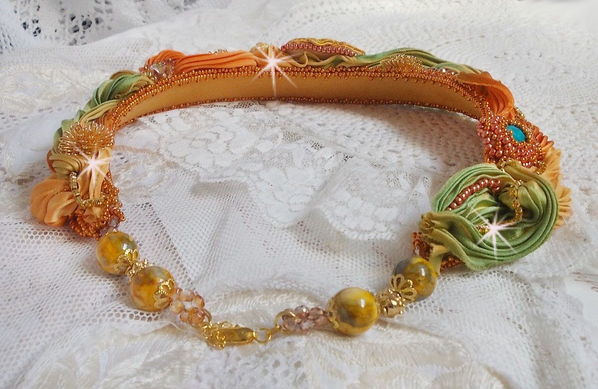 Rumba Haute-Couture halskjede brodert med silke shibori, soutache og Swaroski-krystaller