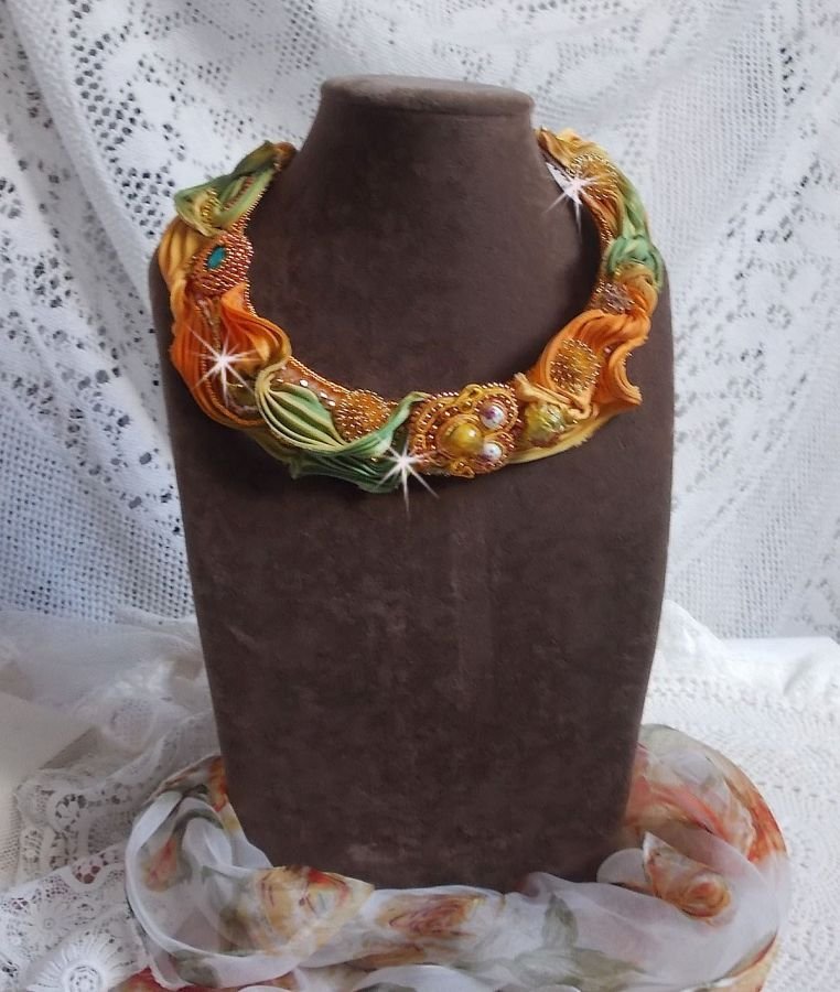 Rumba Haute-Couture halskjede brodert med silke shibori, soutache og Swaroski-krystaller