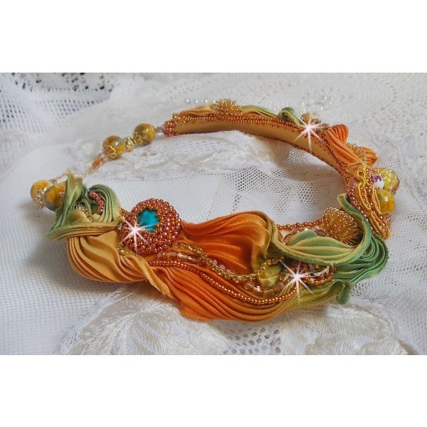 Rumba Haute-Couture halskjede brodert med silke shibori, soutache og Swaroski-krystaller