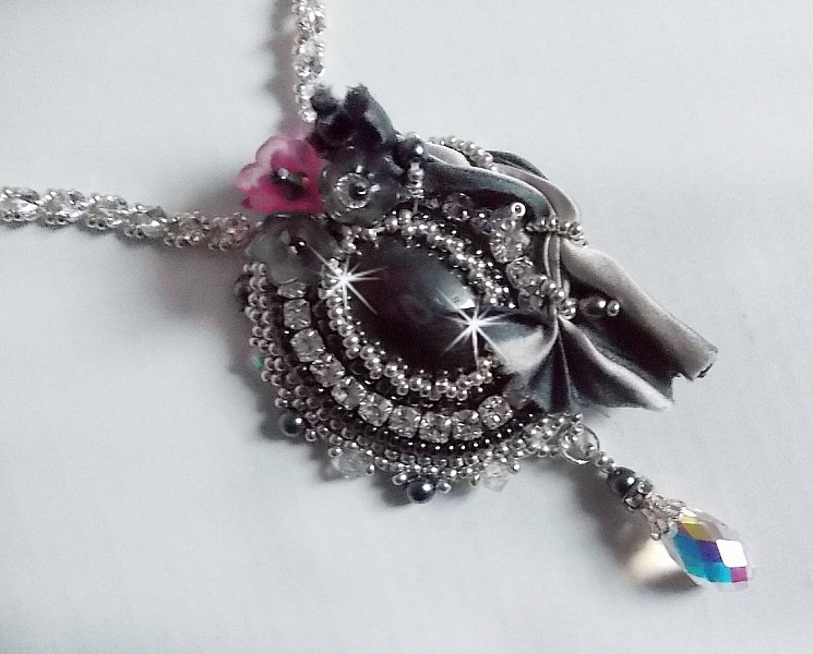 Collier R&ecirc;ves d'un Soir cr&eacute;e avec un ruban de Soie Gris et Blanc; des fleurs Lucite, des cristaux et des Rocailles 